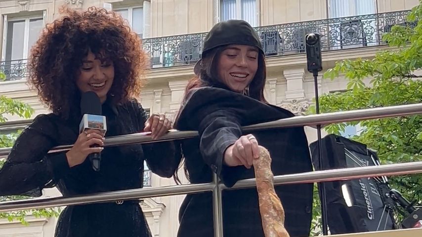Skurril? Billie Eilish bekommt XXL-Baguette von Pariser Fan
