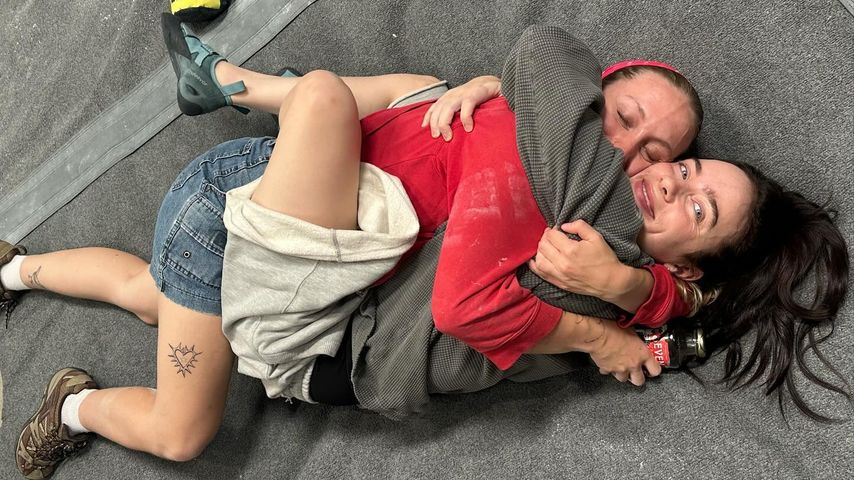 Sängerin Billie Eilish mit einer Freundin, im Juli 2024