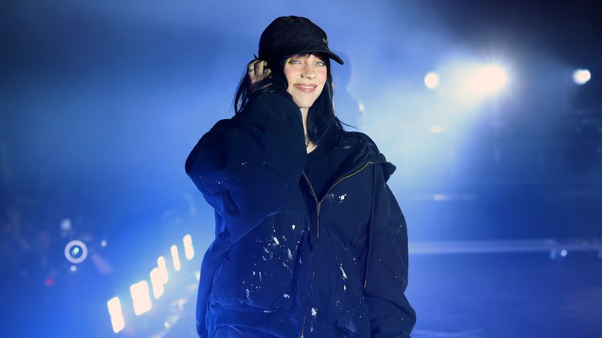 In Schwarz: Billie Eilish leger auf dem Coachella-Festival!