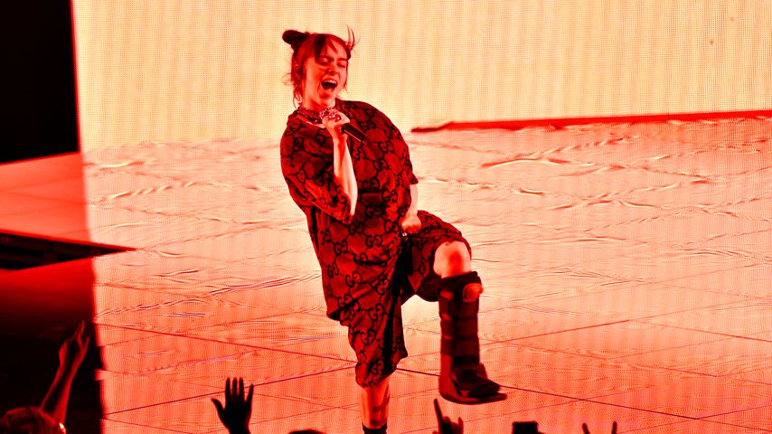 Am Fuß verletzt: Billie Eilish bei Gig von Bühne getragen!