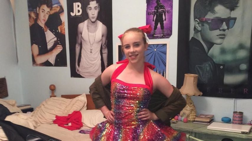 Billie Eilish posiert als Teenager vor Justin Bieber-Postern