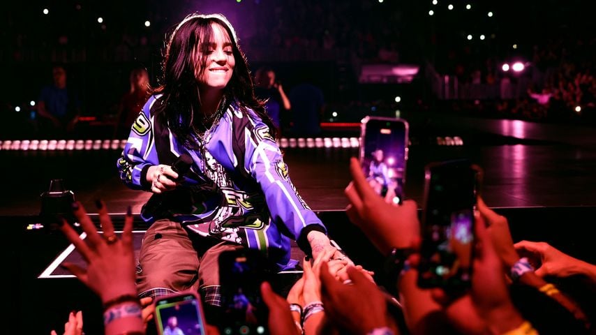 Arm verdreht: Billie Eilish wird von einem Fan angegriffen