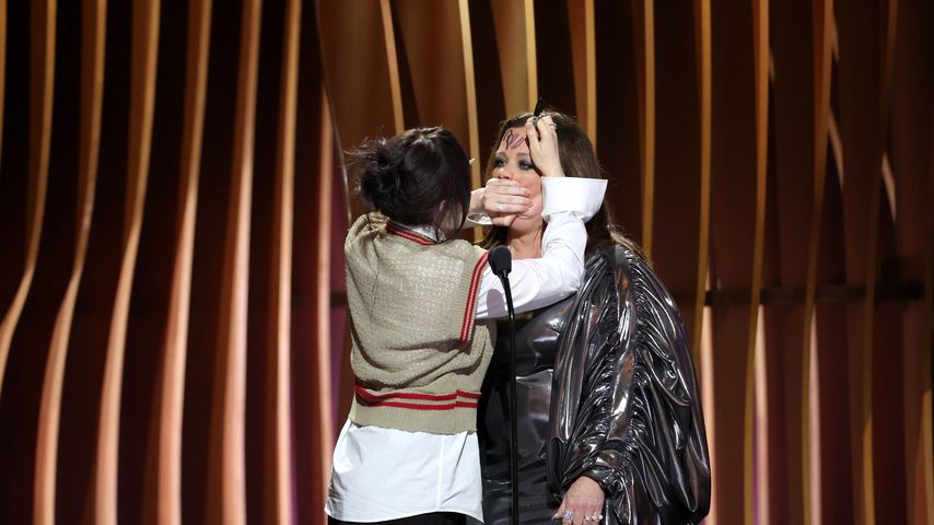 SAG Awards: Billie Eilish signiert Melissa McCarthys Gesicht