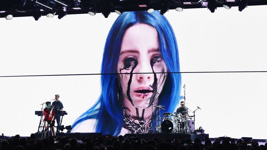 Billie Eilish (l.) bei einem Konzert im Dezember 2018