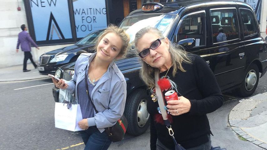 Throwback: Billie Lourd teilt Pic mit Mama Carrie Fisher (†)