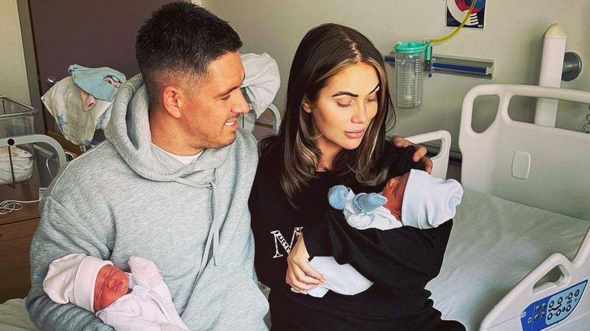 Billy Delbosq und Amy Childs mit ihren Zwillingen, April 2023