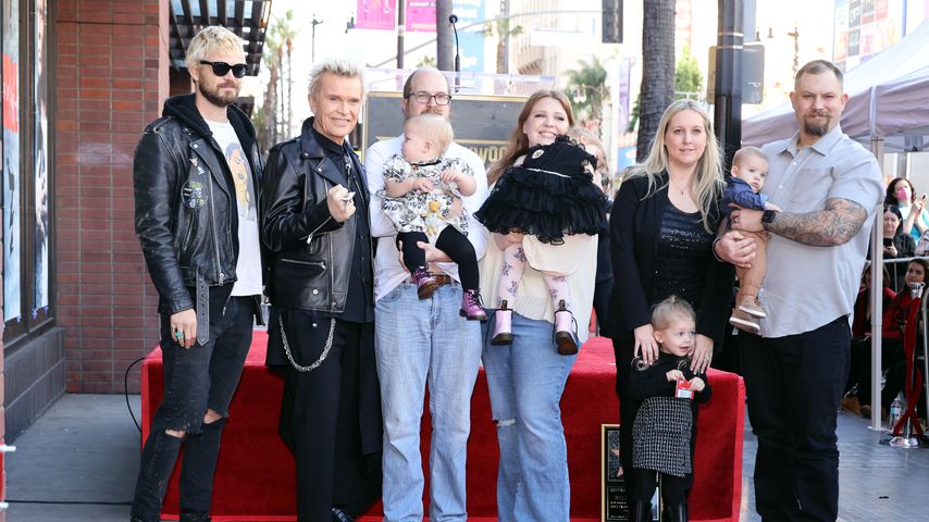 Billy Idol mit Sohn Willem, Schwiegersohn Alex, Bonnie, Schwiegertochter Teresa und Sohn Brant