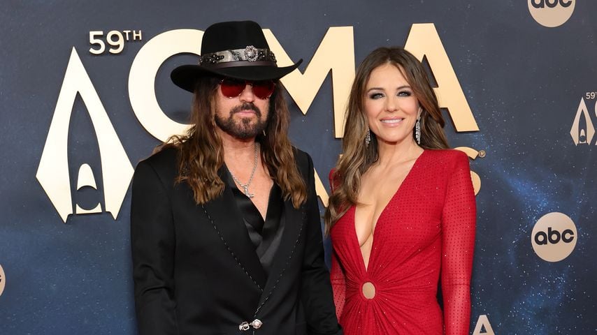 Billy Ray Cyrus und Elizabeth Hurley bei den 59. CMA Awards im Music City Center in Nashville 2025