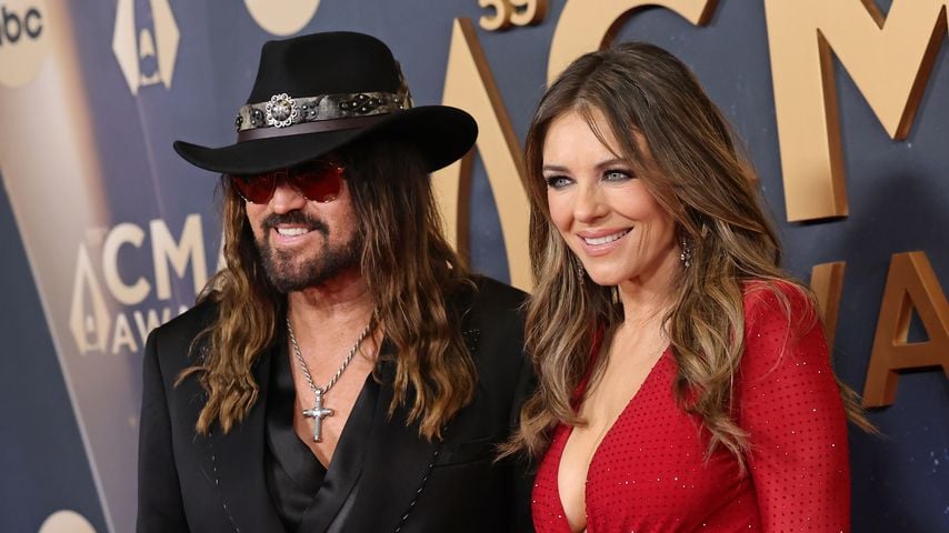 Elizabeth Hurley und Billy Ray Cyrus turteln bei CMA Awards