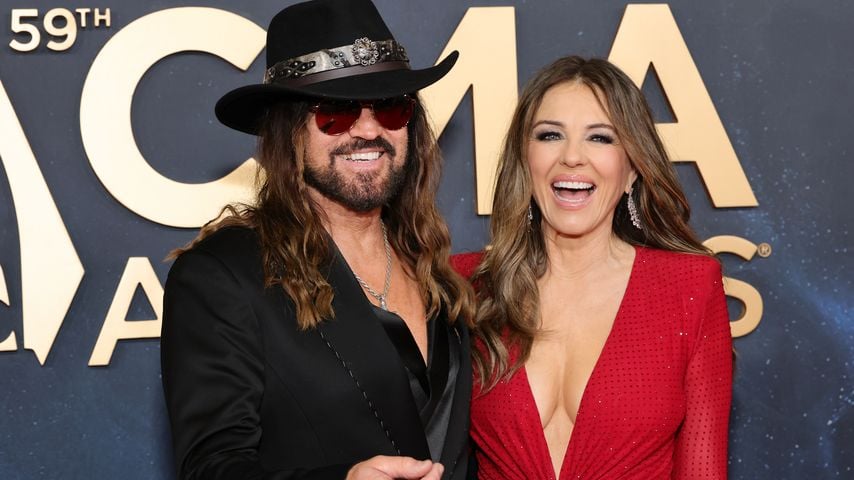 Billy Ray Cyrus und Elizabeth Hurley bei den 59. CMA Awards in Nashville