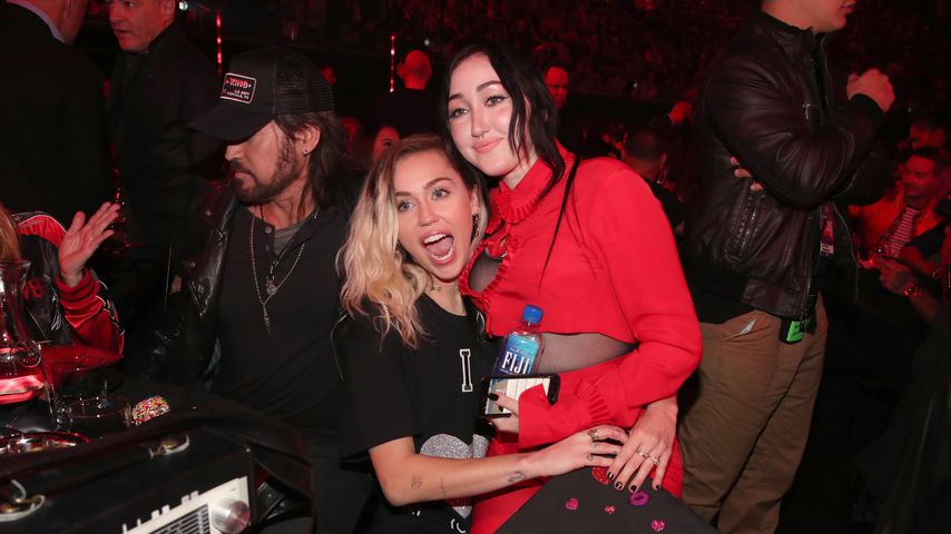 Optisch das Gegenteil von Miley: Noah Cyrus ganz düster!