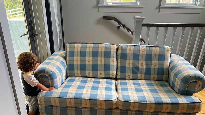 Billy Stamos zusammen mit der legendären "Full House"-Couch