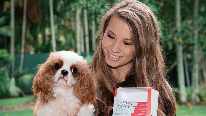 Bindi Irwin mit einem Hund