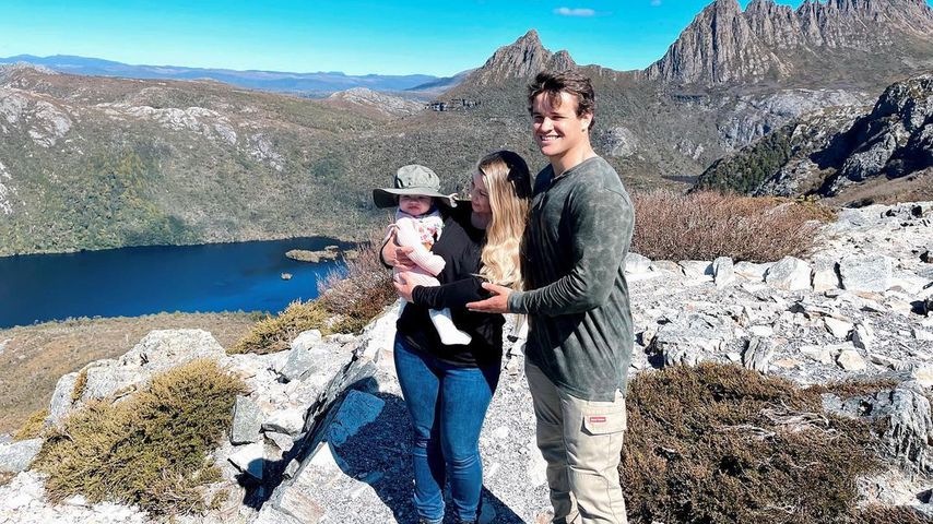 Bindi Irwin mit ihrem Ehemann Chandler Powell und ihrem Baby