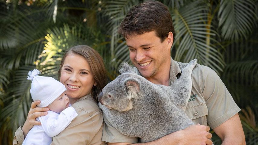 Bindi Irwin und Chandler Powell mit ihrer Tochter Grace Warrior und einem Koala
