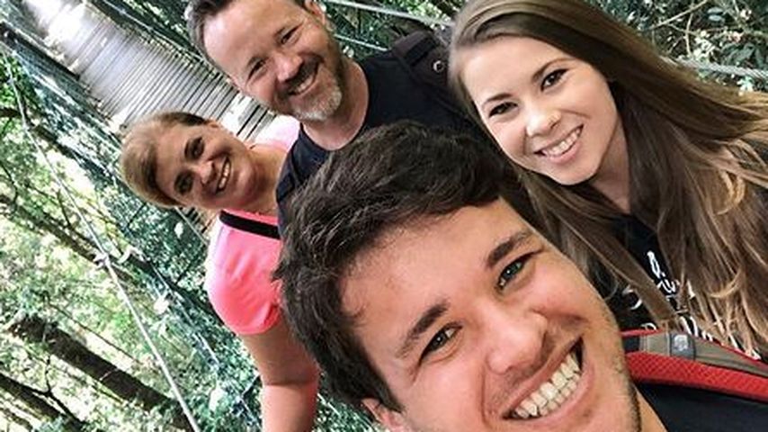 Bindi Irwin mit ihrem Mann Chandler und dessen Eltern