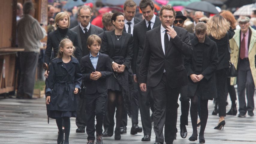 Birgit Lauda (Zentrum) und Niki Laudas Kinder Mia, Max und Lukas Lauda auf dem Weg zur Kirche