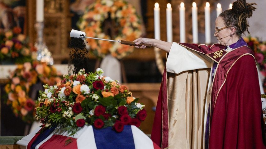 Sunniva Gylver verabschiedet Prinzessin Astrid, Mrs Ferner, bei der Trauerfeier in der Ris-Kirche in Oslo