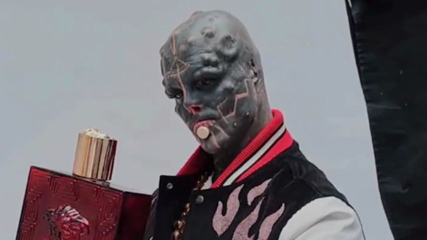 Große Karriere als Model? Black Alien shootet für Versace