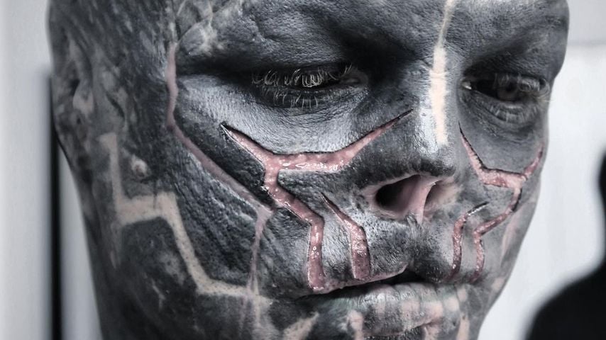 Gesicht zerschnitten: Black Alien schockt mit Transformation