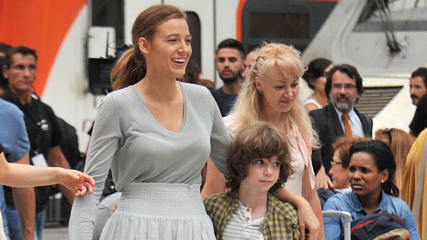 Schlank, aber nicht dürr! Hot Mama Blake Lively am Filmset