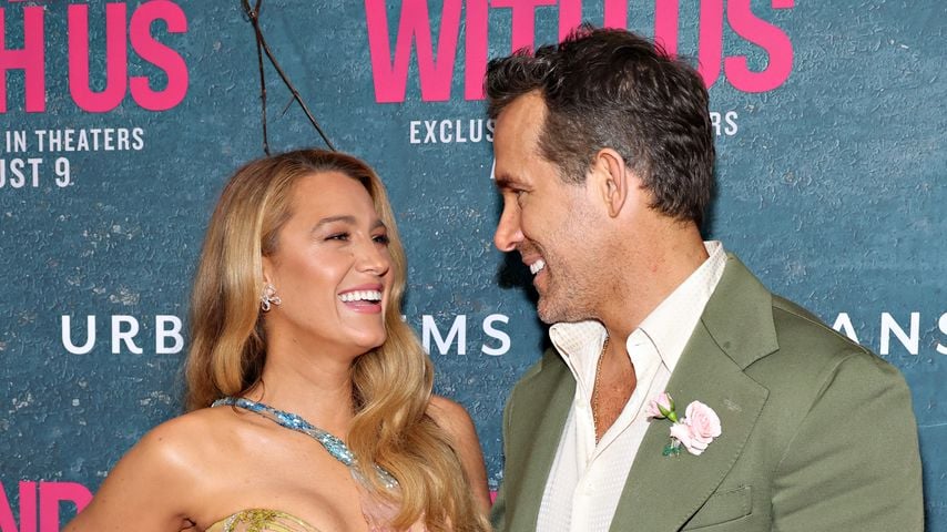 Blake Lively grapscht Ryan Reynolds auf Premiere an den Po