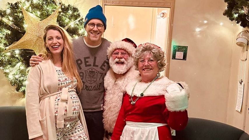 Schwangere Blake Lively und Ryan posieren mit Santa Claus