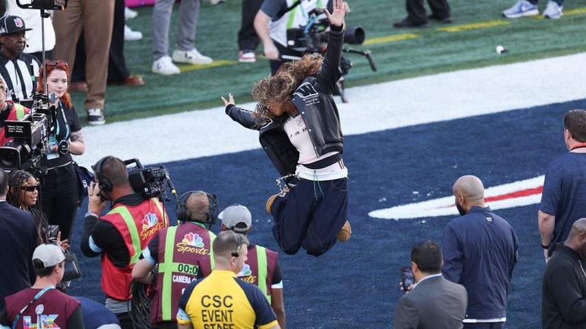 Blue Ivy Carter springt während des Super Bowl LX aufs Spielfeld; Jay-Z ist ebenfalls vor Ort