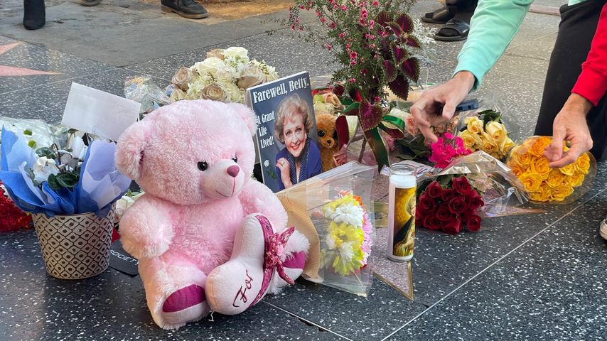 Blumen auf Betty Whites Stern auf dem Walk of Fame