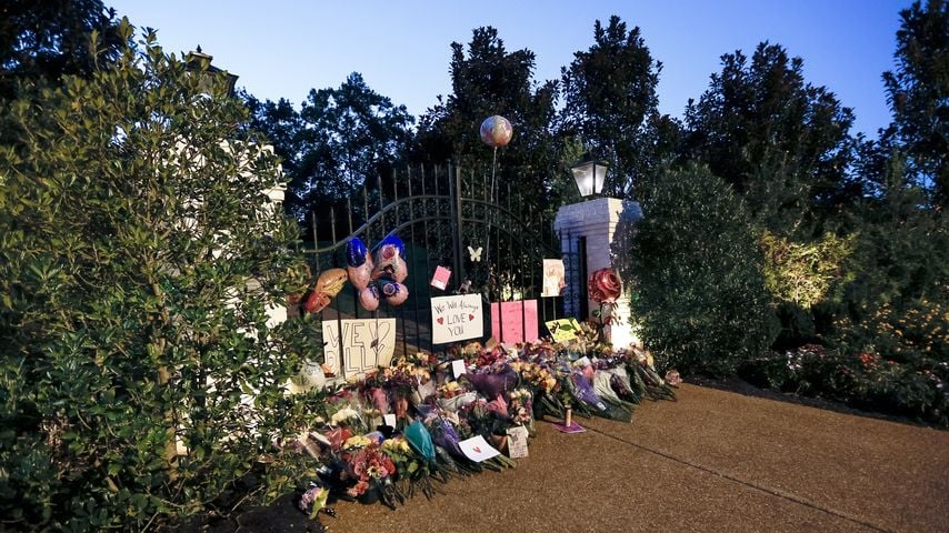 Collage: Blumen, Kerzen und Botschaften von Fans vor Dolly Partons Zuhause