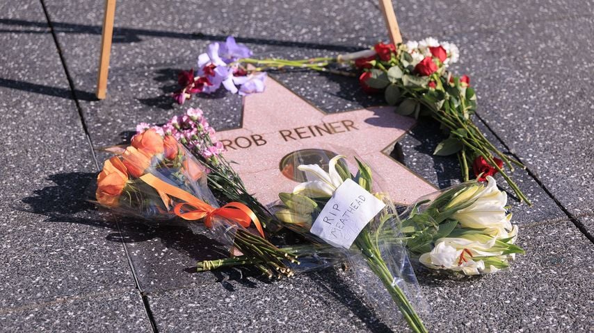 Blumenkranz an Rob Reiners Stern auf dem Hollywood Walk of Fame, Dezember 2025