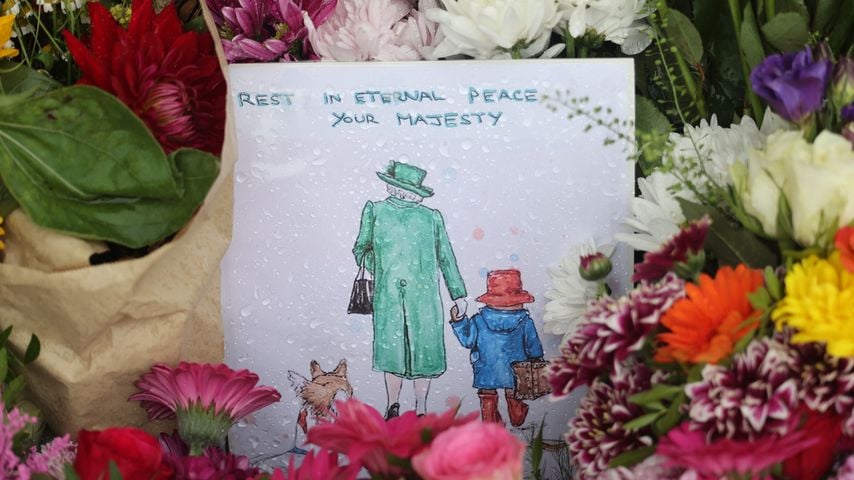 Blumen und eine Paddington Bär-Karte nach dem Tod der Queen 2022 vor Schloss Windsor