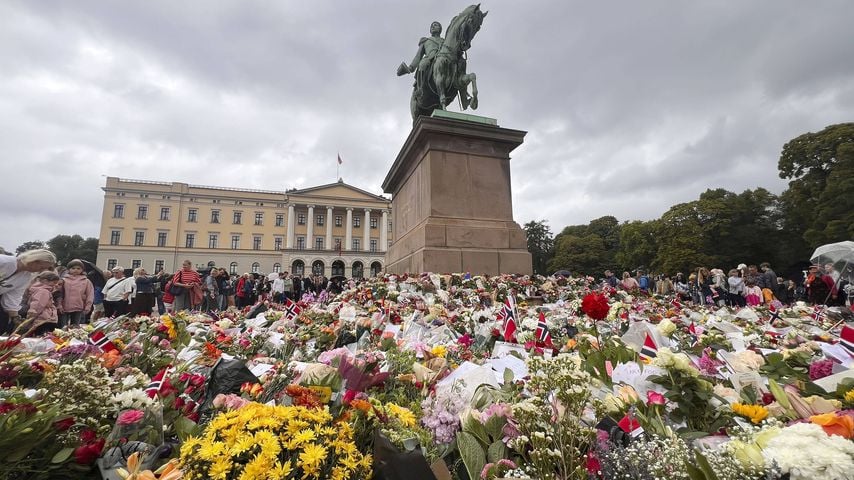 Trauer um König Harald V.: Menschen legen Blumen und Kerzen am Schlossplatz in Oslo nieder