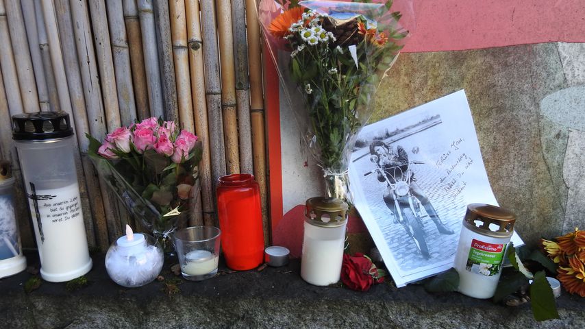 Blumen und Kerzen vor Jan Fedders Wohnhaus in Hamburg St. Pauli
