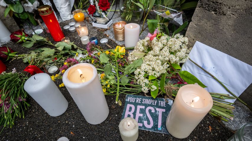 Blumengestecke vor Tina Turners Haus in der Schweiz