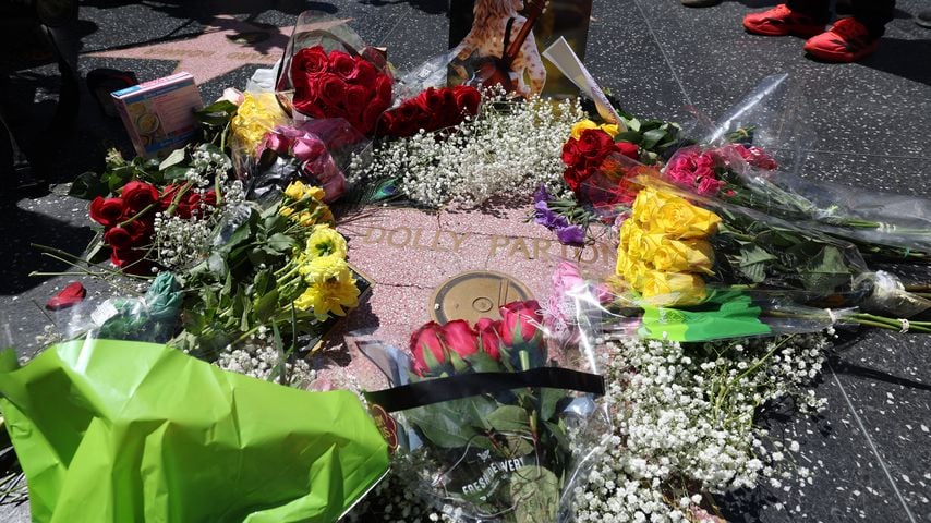 Blumen und Erinnerungsstücke an Dolly Partons Stern auf dem Hollywood Walk of Fame in Los Angeles nach ihrem Tod im Alter von 80 Jahren