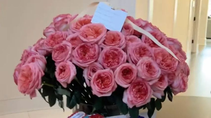 Cardi B zeigt Blumenstrauß von Lizzo