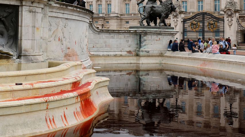 Blutverschmiertes Queen Victoria Memorial vorm Buckingham Palace
