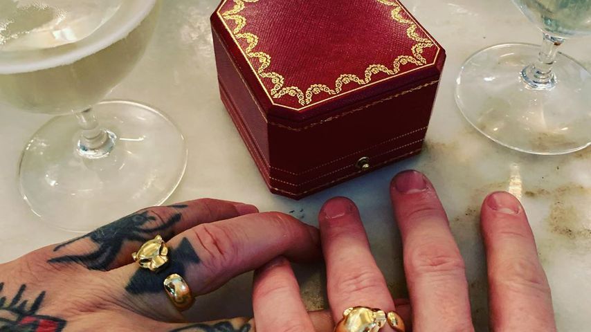 Bob Harper und Anton Gutierrez zeigen ihre Eheringe