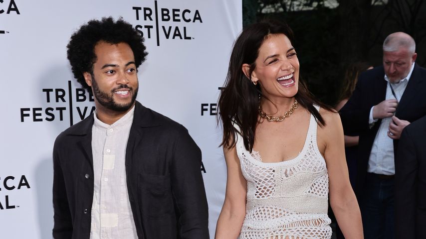 Bobby Wooten III und Katie Holmes auf dem roten Teppich