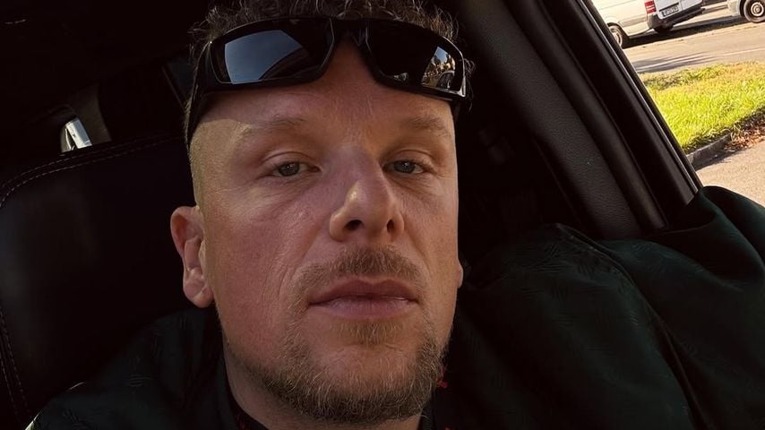 Rapper Bonez MC fotografiert sich in seinem Auto, September 2025.