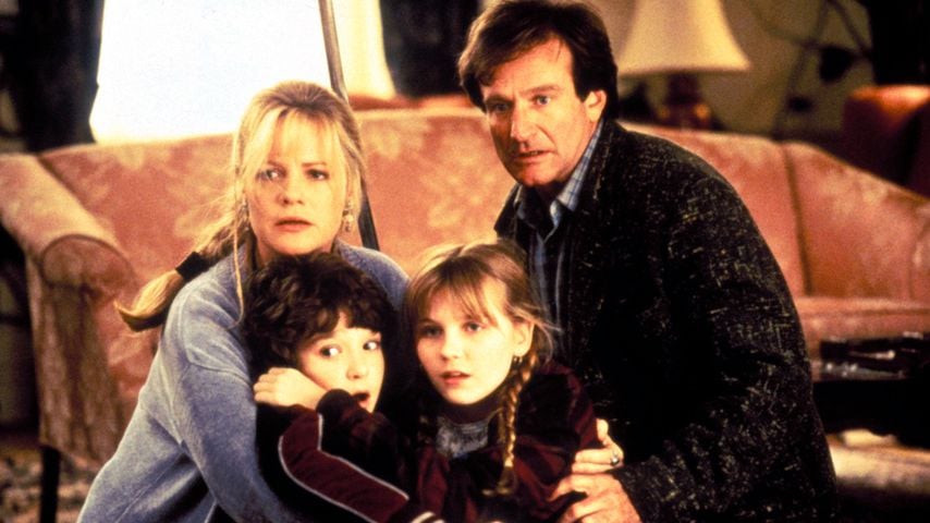 Bonnie Hunt, Bradley Pierce, Kirsten Dunst und Robin Williams im Film "Jumanji" (1995)