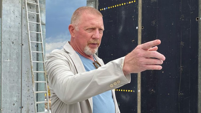 Boris Becker auf der Baustelle der International Tennis Academy