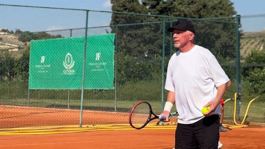 Boris Becker beim Tennisspielen auf Sizilien
