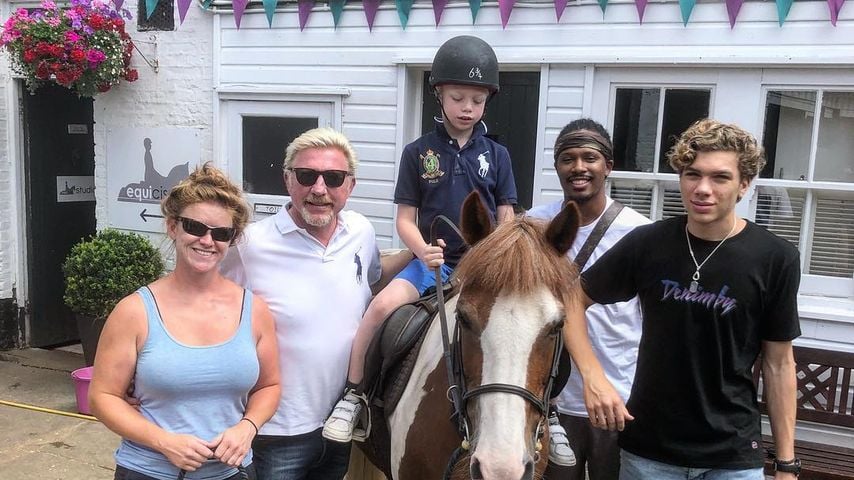 Boris Becker mit seinen Söhnen Amadeus und Elias beim Reiten im Juli 2018