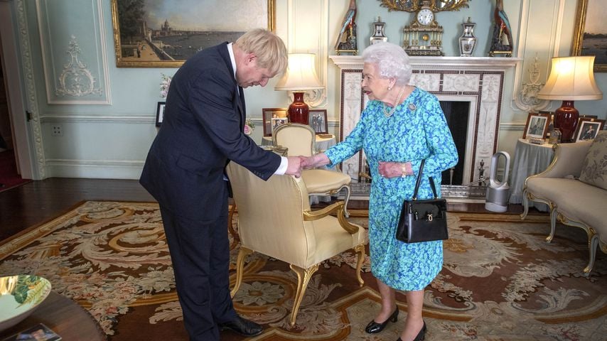 Boris Johnson und Queen Elizabeth II. im königlichen Audienzzimmer, im Juli 2019
