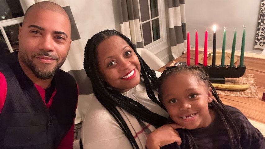 Keshia Knight Pulliam (m.) mit ihrem Mann Brad James und ihrer Tochter Ella