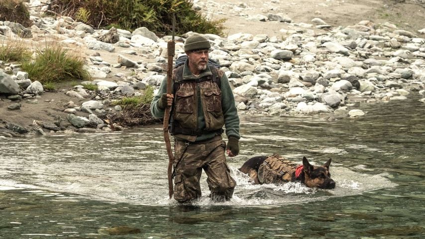 Brad Pitt in "Heart of the Beast" mit seinem Kampfhund in der Wildnis Alaskas