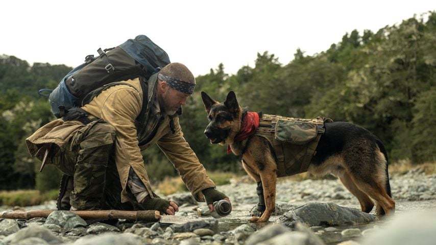 Szene aus "Heart of the Beast" mit einem Special-Forces-Soldaten und seinem Diensthund in der Wildnis Alaskas