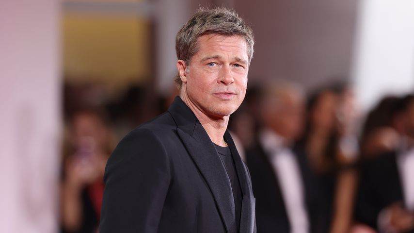 Brad Pitt präsentiert am Filmset seine neuesten Tattoos